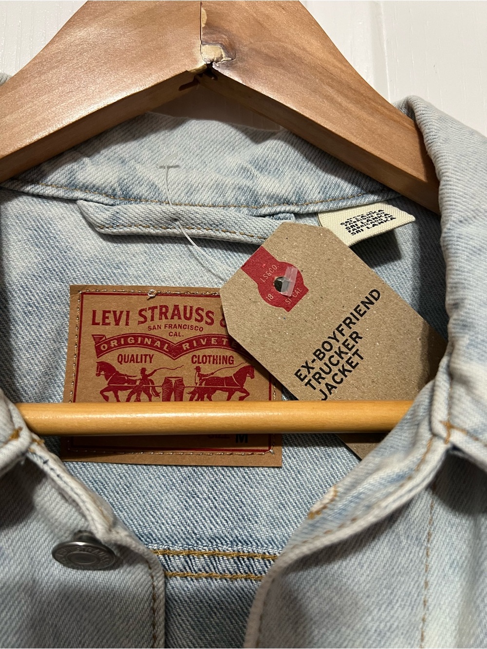 Levi's Light Blue Denim Trucker Jacket with Red Leather Patch - Picture 4 of 14